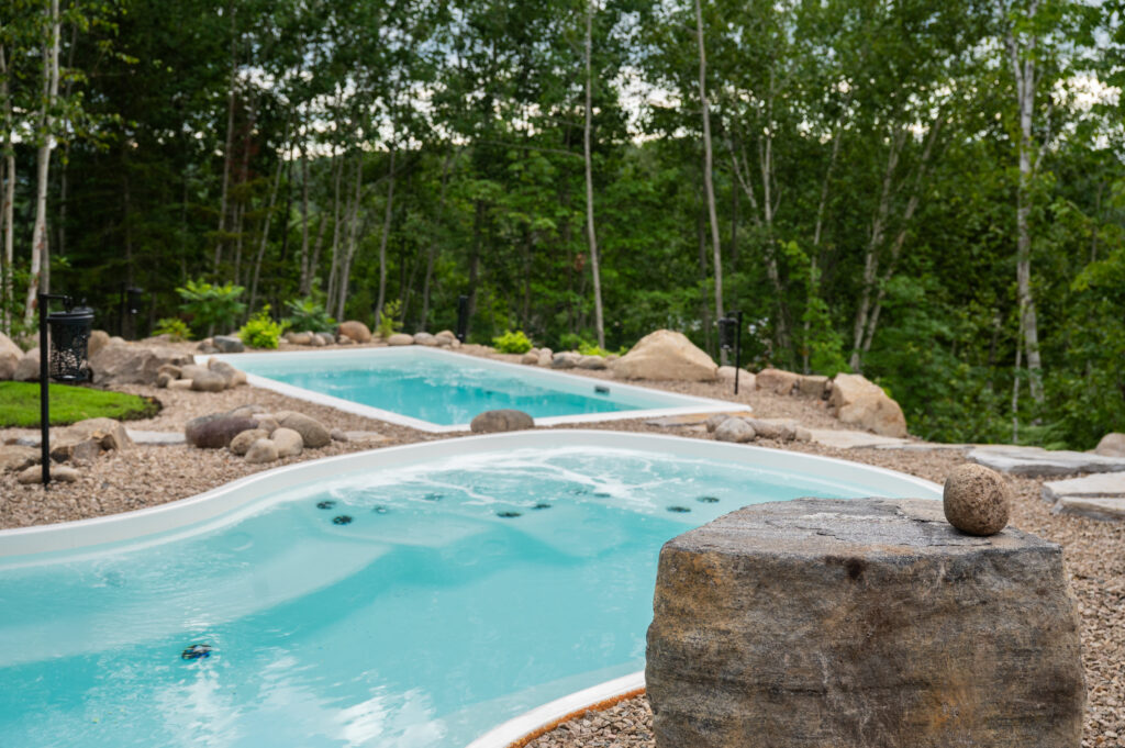 Spas extérieurs à deux températures dans un décor naturel, Relais des Hautes-Gorges